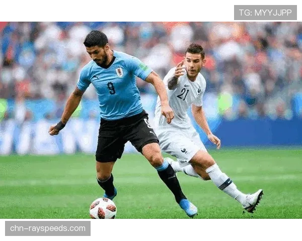 场边镜头:看台上出现前法国国脚纳斯里,观战老东家马赛比赛